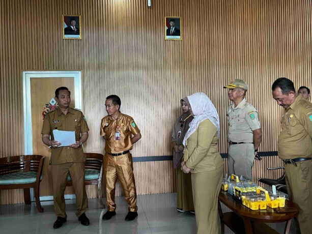 MENGUNJUNGI : Bupati Sukamara, Masduki saat mengunjungi salah satu kantor dinas, Selasa (8/4/2025). NURHALIZA/KALTENG POS