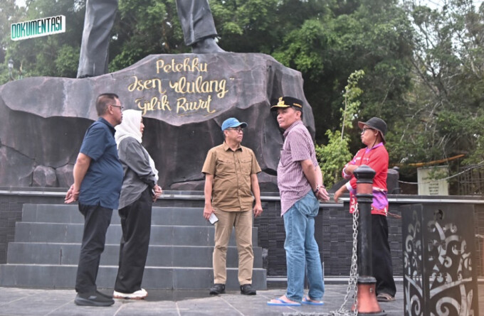 BERKUNJUNG: Gubernur Kalteng, H Agustiar Sabran, mengunjungi kawasan Taman Wisata Bukit Batu di Kasongan, Kabupaten Katingan, Minggu (6/4/2025). HUMAS