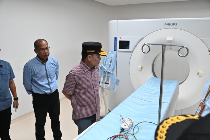 MENINJAU: Gubernur Kalteng H. Agustiar Sabran, melakukan kunjungan kerja ke RSUD Kelas B Hanau pada Minggu (6/4/2025). HUMAS