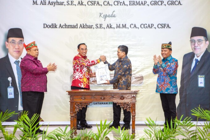 SERAH TERIMA JABATAN: Sertijab Kepala BPK Perwakilan Provinsi Kalteng dari M. Ali Asyhar (dua dari kiri) kepada Dodik Achmad Akbar (dua dari kanan) di auditorium kantor BPK, Kamis (10/4/2025). ARIEF PARATHAMA/KALTENG POS