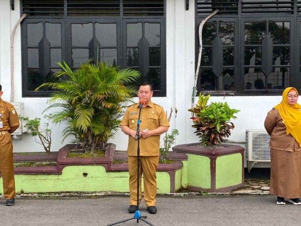 SAMBUTAN: Bupati Kotim Halikinnor saat memberikan sambutan dalam upacara perdana usai cuti lebaran, Selasa (8/4/2025). MIFTAH/KALTENG POS