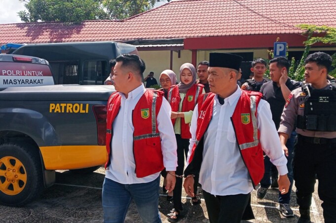 SIDANG PERDANA: Tiga terdakwa kasus pelanggaran pemilu menjalani sidang perdana di PN Barito Utara, Kamis (10/4/2025). TIM UNTUK KALTENG POS