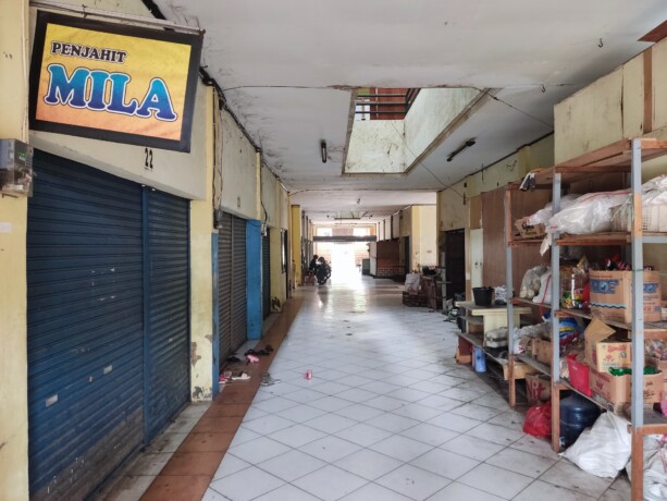 KIOS BANYAK TUTUP: Kondisi Pasar Datah Manuah yang tampak sepi, Jumat (11/4/2025). Dengan pemindahan PKL ke pasar ini, diharapkan lapak-lapak yang kosong kembali terisi dan ramai pengunjung. ARIEF PRATHAMA/ KALTENG POS
