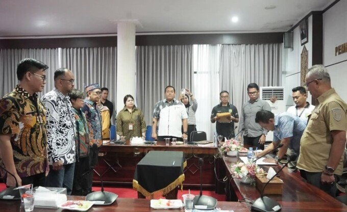 PENUNJUKKAN: Wakil Wali Kota Palangka Raya, Achmad Zaini menyerahkan surat tugas kepada dua pejabat baru sebagai Pelaksana Tugas (Plt) Asisten Pemerintahan dan Kesejahteraan Rakyat serta Plt. Asisten Perekonomian dan pembangunan, di Peteng Karuhei I, Kant