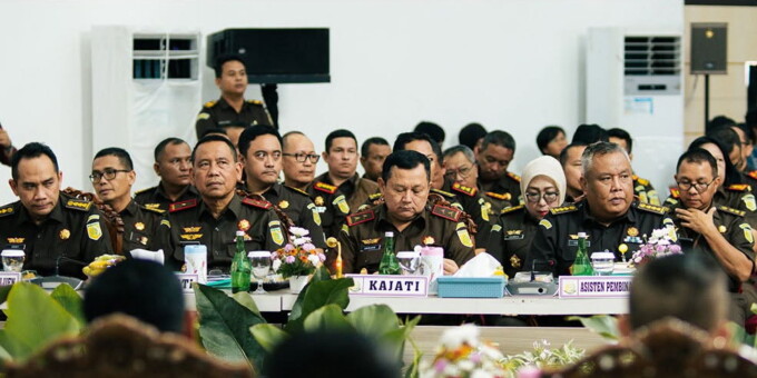 MITRA KERJA: Kajati Kalteng Dr Undang Mugopal SH MHum bersama Gubernur H Agustiar Sabran dan forkopimda menggelar pertemuan dengan Komisi III DPR RI di Aula Graha Bhayangkara, Polda Kalteng, Kamis (10/4/2025).