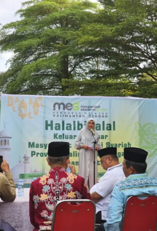 HALALBIHALAL : Ketua Umum MES Kalteng Hj Norhani SSos MAP menyampaikan sambutan pada Acara Halalbila MES Kalteng dan mitra, di Sekretariat MES Jl MH Thamrin Palangka Raya , Sabtu (12/4/2025)