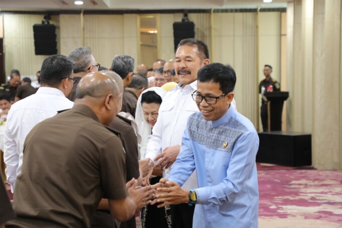 KEBERSAMAAN: Jaksa Agung RI ST Burhanuddin (dua dari kanan) saat halalbihalal dengan pegawai Kejagung, Senin (14/4/2025). KEJAKSAAN
