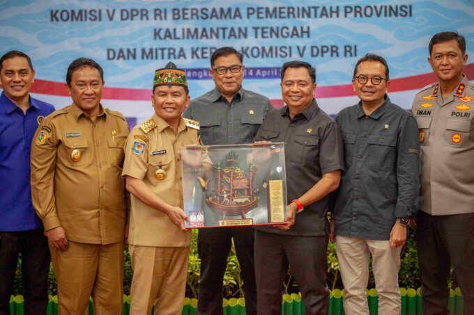 KEMITRAAN: Gubernur Kalteng H Agustiar Sabran memberikan cendera mata kepada Ketua Komisi V DPR RI Lasarus di Aula Eka Hapakat, Senin (14/4/2025).  ARIEF PRATHAMA/KALTENG POS