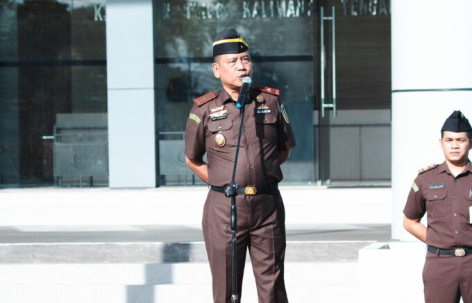 APEL KERJA: Wakajati Kalteng M Sunarto SH MH memimpin apel kerja di Halaman Kantor Kejati Kalteng, Senin (14/4/2025). KEJATI UNTUK KALTENG POS