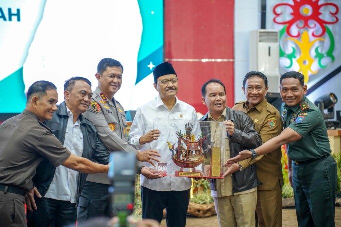 CENDERA MATA: Gubernur Kalteng H Agustiar Sabran didampingi unsur forkopimda menyerahkan kenang-kenangan berupa kerajinan tangan berbahan getah nyatu kepada Mensos Saifullah Yusuf usai dialog di Aula Jayang Tingang, Selasa (15/4/2025). Dalam kesempatan it