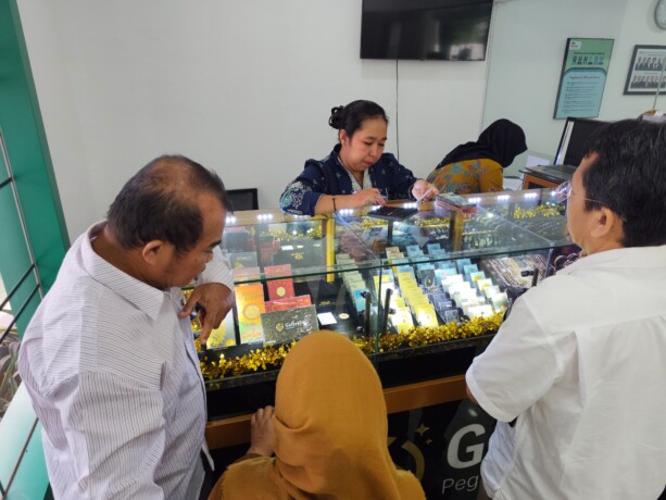 BELI EMAS: Sejumlah masyarakat yang mengantre di Pegadaian KC Palangka Raya, Jalan Ahmad Yani, Selasa (15/4/2025). NOVIA/KALTENG POS