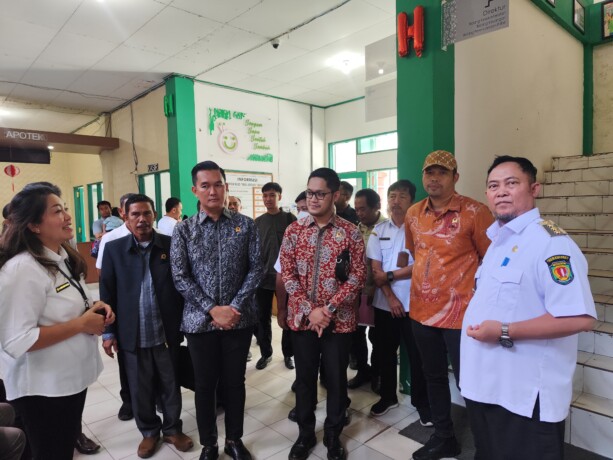 MONITORING: Bupati Katingan Saiful menjelaskan kepada anggota Komisi III DPRD terkait kondisi RS Mas Amsyar usai kunjungan kerja, Rabu (16/4/2025). NOVIA/KALTENG POS