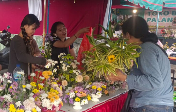 MEMENTUM SEKALI SETAHUN : Pedagang bunga dadakan sudah mulai memadati kompleks pemakaman umum Kristen yang ada di Palangka Raya. AGUS JAYA/KALTENG POS