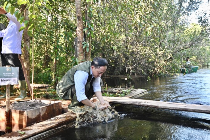 SEGAR: Menteri Kehutanan, Raja Juli Antoni, mencoba kesegaran air hitam di Taman Nasional Sebangau. TNS UNTUK KALTENG POS