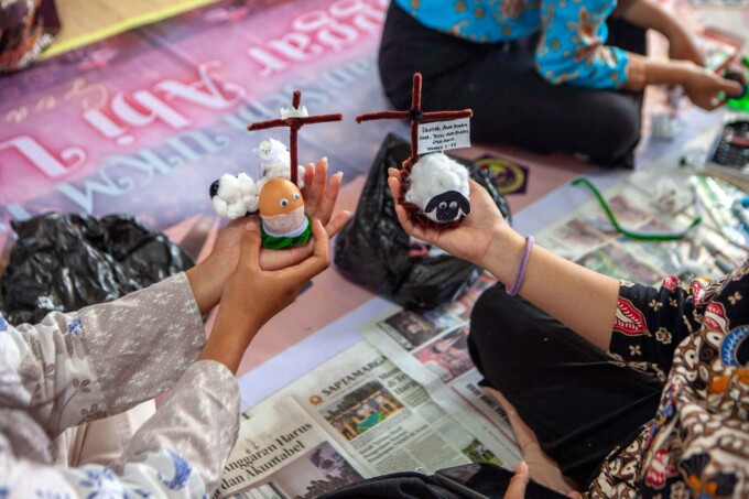 TELUR BERMAKNA: Dua karya dari Angelina dan Nadya Vega, mahasiswa IAKN Palangka Raya yang mengikuti lomba menghias telur Paskah, Kamis (17/4/2025). ARIEF PRATHAMA/KALTENG POS