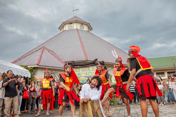 Orang muda Katolik (OMK) dan misdinar Santo Tarsisius memvisualisasikan jalan salib di halaman Gereja Katedral Santa Maria Palangka Raya, Jumat (18/4/2025). ARIEF PRATHAMA/KALTENG POS