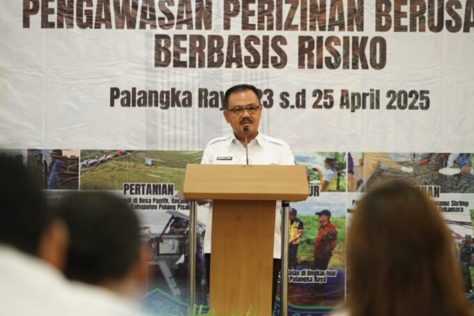 MEMBACAKAN: Sahli Gubernur Bidang Pemkumpol, Herson B Aden saat bimtek implementasi perizinan dan pengawasan perizinan berusaha berbasis risiko, di Swiss-bell Hotel Danum, Rabu (23/4/2025). DISKOMINFO KALTENG