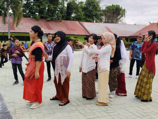 SEMANGAT KARTINI: Murid-murid SD Negeri 6 Palangka hadir dalam balutan kebaya, batik, dan pakaian adat dari berbagai daerah di Indonesia, Senin pagi (21/4/2025).NOVIA/KALTENG POS