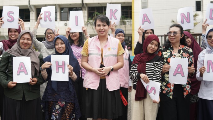 PEDULI BUMI: Ketua Srikandi PLN UID Kalselteng Diah Puspita (tengah) bersama para srikandi PLN di sela-sela aksi pilah sampah. PLN UNTUK KALTENG POS