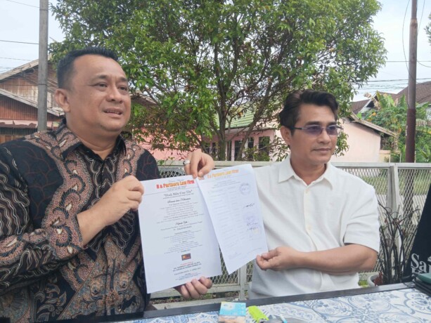 PERINGATAN: Dodi Ramosta Sitepu (kiri) didampingi kuasa hukumnya, Rahmadi G. Lentam, memperlihatkan berkas somasi kepada awak media, Senin (21/4/2025). ILHAM ROMADHONA/KALTENG POS