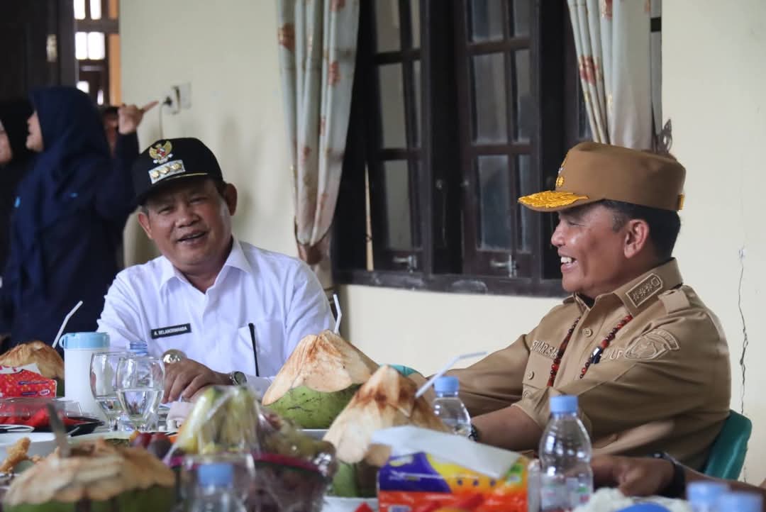 Bupati Seruyan Ahmad Selanor Wanda (kiri) terlihat akrab dengan Gubernur Kalteng H Agustiar Sabran