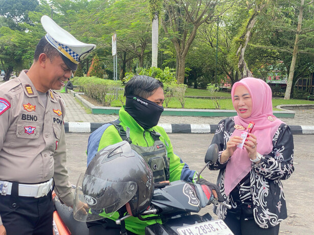 Tim Gabungan memberikan hadiah kepada warga yang taat pajak dan memiliki dokumen kendaraan yang lengkap saat giat razia di Jalan Yos Sudarso, Palangka Raya, Kamis (24/4/2025). SHAFA KAMILA/KALTENG POS