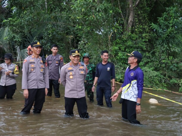 PATROLI: Kapolres Barsel AKBP Jacson R. Hutapea menyusuri titik-titik banjir di ruas jalan Desa Lembeng dan Desa Pararapak, Kamis (24/4/2025). HUMAS