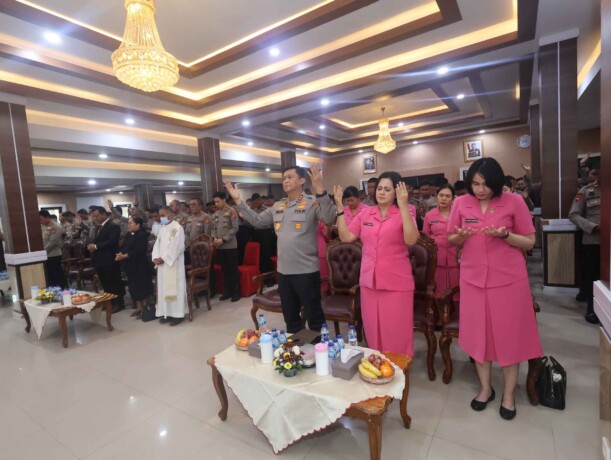 KHIDMAT: Kapolda Irjen Pol Iwan Kurniawan hadir langsung bersama Ketua Bhayangkari, drg. Irene Dewayani Iwan Kurniawan turut mengikuti ibadah Paskah, Kamis (24/4/2025). HUMAS