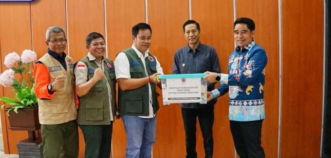 SERAHKAN BANTUAN: Pj Bupati Batara Drs Muhlis saat menerima kunjungan Tim BNPB Pusat yang menyerahkan dana siap pakai untuk bantuan penanganan dampak bencana. HER/KALTENG POS