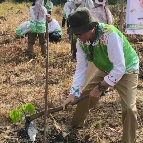 MENANAM : Plt Kepala DLH Kotim, Marjuki saat melakukan penanaman pohon di kawasan Kebun Raya Sampit. DISKOMINFO UNTUK KALTENGPOS
