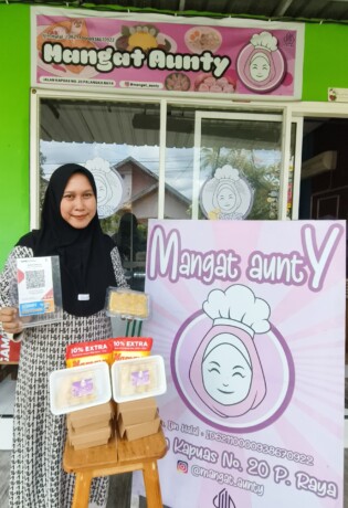 PRODUK MANGAN AUNTY: Owner Mangat Aunty Dewi Mahrita Sari memperlihatkan produknya di Jalan Kapuas Nomor 20, Kota Palangka Raya. ANISA/KALTENG POS