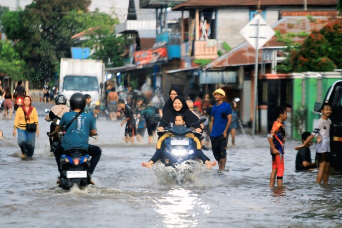 GENANGAN AIR: Banjir merendam sejumlah fasilitas umum, termasuk salah satu jalan di sekitar Tugu Kota Buntok, Kabupaten Barito Selatan, Jumat (25/4/2025). DENAR/ KALTENG POS
