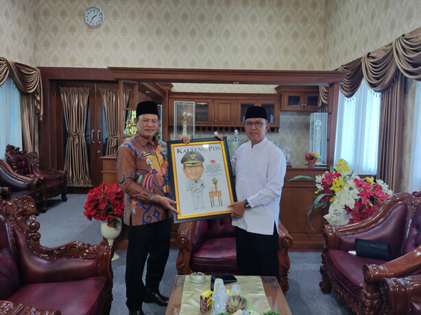 Bupati Seruyan Ahmad Selanor Wanda SE MSi menerima karikatur dari Direktur PT Kalteng Pos Press Dr HM Wahyudie F Dirun di rumah jabatan bupati, Sabtu (26/4/2025).ARIEF PRATHAMA/KALTENG POS