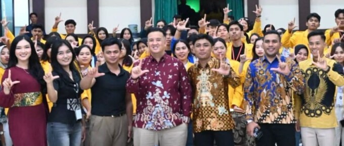 DUKUNGAN: Bupati Lamandau Rizky Aditya Putra, memberikan motivasi kepada mahasiswa dan mahasiswi Hima Lamandau yang sedang menempuh ilmu di Kota Palangka Raya, belum lama ini.  HUMAS UNTUK KALTENG POSMANGA BULIK