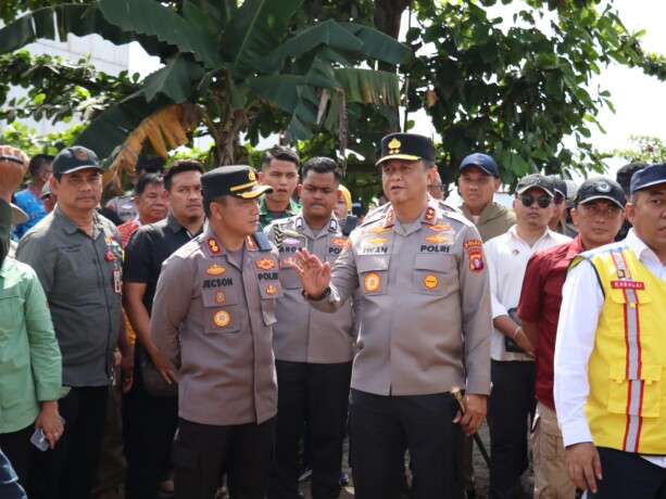 TINJAU LANGSUNG: Kapolres Barsel, AKBP Jecson R. Hutapea, turut mendampingi kunjungan Kapolda Kalteng Irjen Pol Iwan Kurniawan, dan Gubernur H. Agustiar Sabran, meninjau bencana banjir di Kabupaten Barsel, Minggu (27/4/2025).