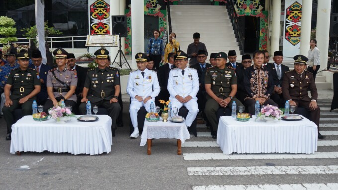 SEINERGI: Kasdim 1016/Palangka Raya, Letkol Arm Khazanatul Israr menghadiri upacara peringatan Otda ke-29 Tahun 2025 di halaman kantor wali kota, Jumat (25/4/2025),