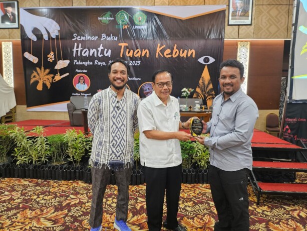 Rawing Rambang mendapatkan buku Hantu Tuan Kebun dari penulis.