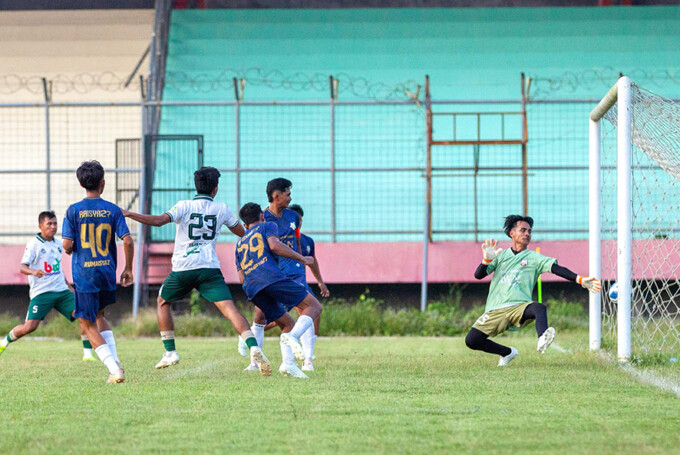 Kemelut terjadi di depan gawang pada pertandingan Liga 4 antara Sylva FC vs Pulang Pisau United di Stadion Tuah Pahoe, Palangka Raya.ARIEF PRATHAMA/KALTENG POS