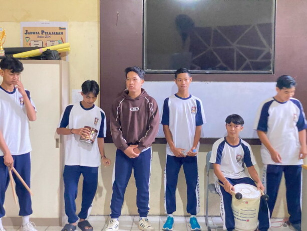 Para siswa kelas XII SMAN 1 Palangka Raya bernyanyi dengan diiringi alat musik dari berbagai barang bekas ramah lingkungan untuk evaluasi akhir mata pelajaran seni budaya, Jumat (11/5).FOTO: FITRI SHAFA KAMILA/KALTENG POS