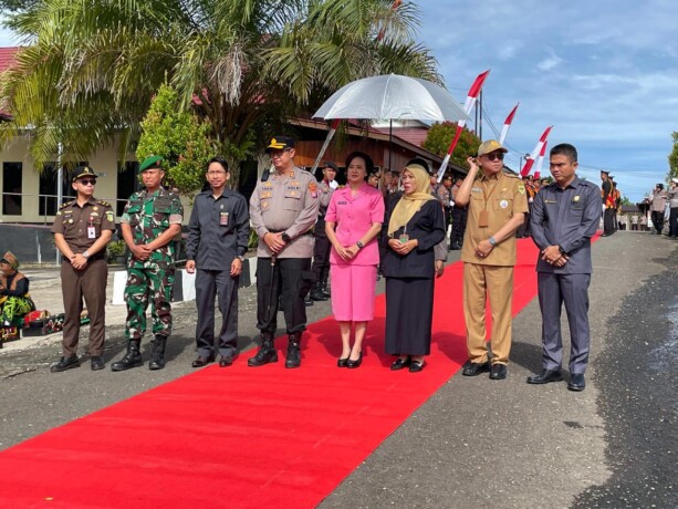 MENGHADIRI : Ketua DPRD Gumas Binartha bersama sejumlah penjabat setempat saat menghadiri kegiatan sambut kapolres baru di mapolres setempat, Selasa (15/4/2025). SEPANYA