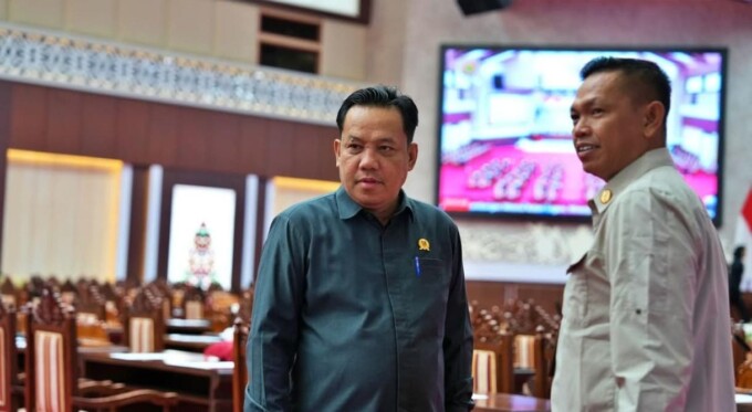 DISKUSI: Anggota DPRD Kalteng, Purdiono, usai rapat paripurna DPRD Kalteng, beberapa waktu lalu. HUMAS
