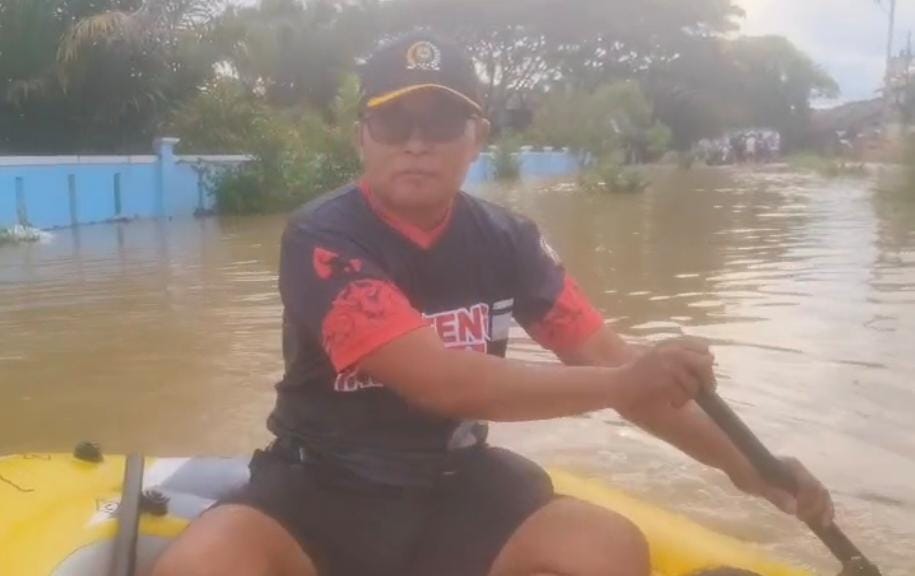 TINJAU LANGSUNG: Anggota DPRD Kapuas H. Didi Hartoyo menggunakan perahu karet berkeliling mengecek kondisi banjir di Desa Pujon Kecamatan Kapuas Tengah, Sabtu (12/4/2025). SCREENSHOT VIDEO