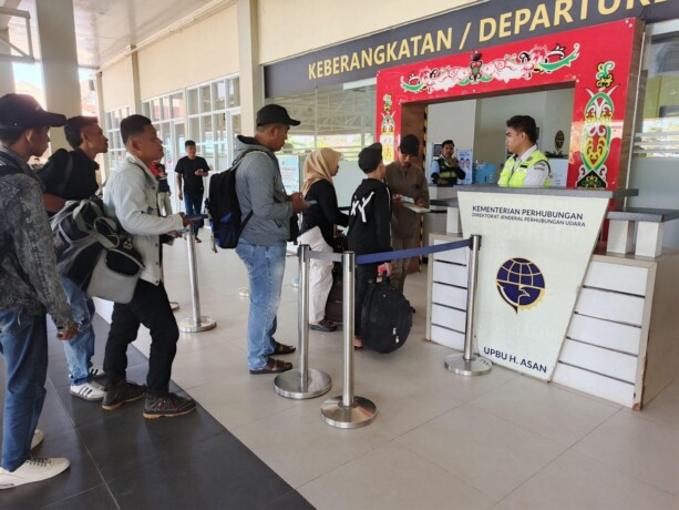 MENGANTRE: Penumpang pesawat mengantre saat proses boarding di Bandara Haji Asan Sampit, belum lama ini. BAHRI/KALTENGPOS