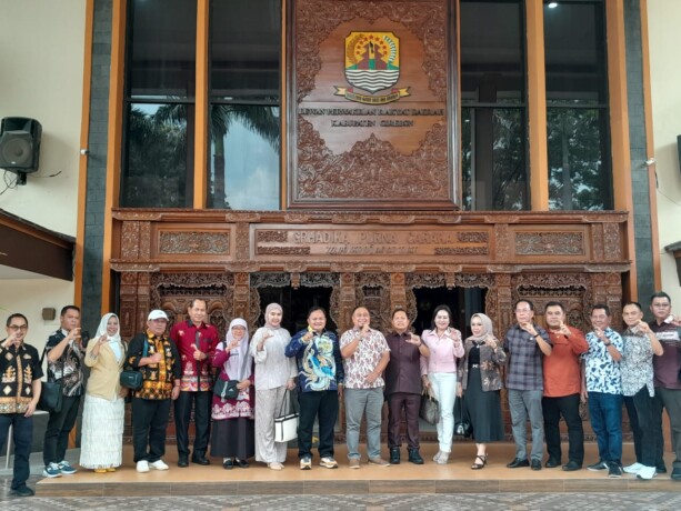 KUNJUNGAN: Rombongan yang dipimpin Ketua DPRD Kapuas, Ardiansah bersama wakil ketua I, Yohanes, dan Ketua Pansus III DPRD Kapuas, Ilham bersama anggota pansus kunjungan di DPRD Pemerintah Kabupaten Cirebon, Jawa Barat, Kamis (24/4/2025). HUMAS DPRD KAPUAS