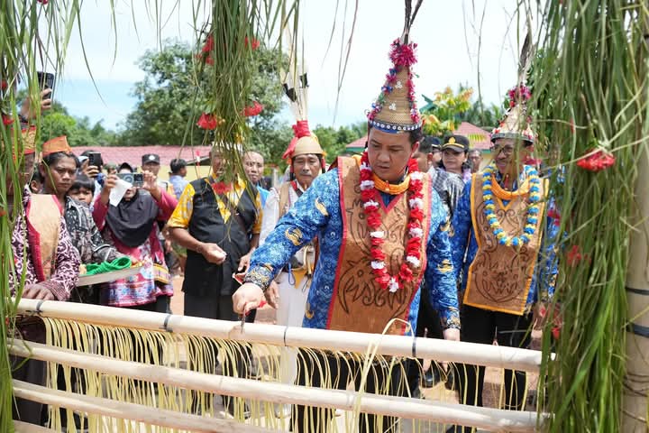 HADIR : Bupati Lamandau Rizky Aditya Putra,  menghadiri peringatan Hari Ulang Tahun (HUT) ke-10 Desa Rimba Jaya, Kecamatan Sematu Jaya, belum lama ini. HUMAS UNTUK KALTENG POS