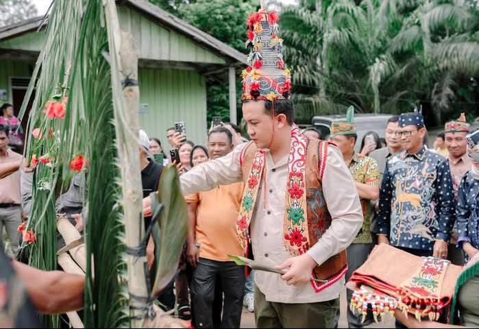 KUNJUNGAN KERJA : Bupati Lamandau, Rizky Aditya Putra, disela-sela kegiatannya saat melaksanakan kunjungan kerja, belum lama ini. HUMAS UNTUK KALTENG POS