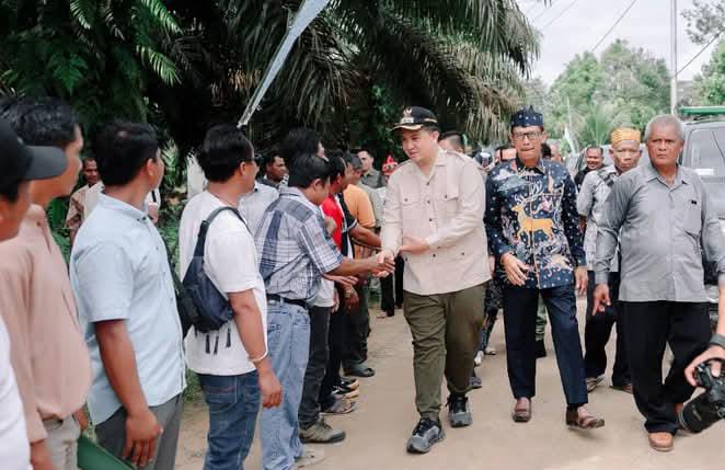 MENYAPA WARGA: Bupati Lamandau, Rizky Aditya Putra, didampingi Wakil Bupati Lamandau, Abdul Hamid, menyalami warga, di sela-sela kegiatannya saat melaksanakan kunjungan kerja, belum lama ini. HUMAS UNTUK KALTENG POS