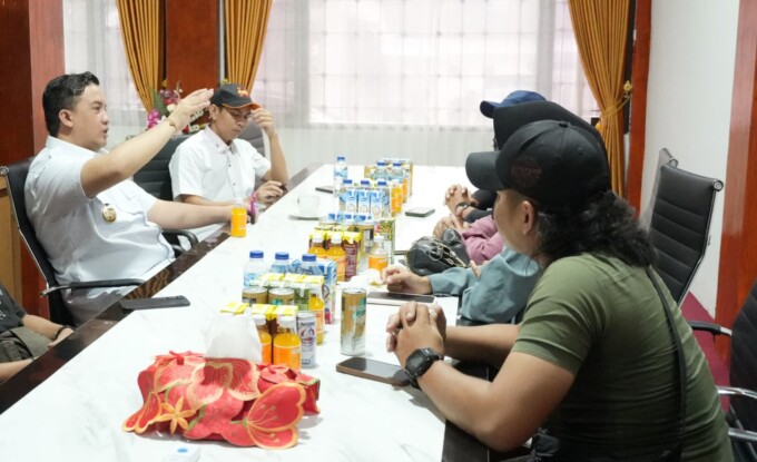 SINERGI: Bupati Lamandau, Rizky Aditya Putra, disela-sela kegiatannya saat menggelar pertemuan bersama perwakilan awak media yang bertugas di Kabupaten Lamandau, belum lama ini. RUSLAN/KALTENG POS