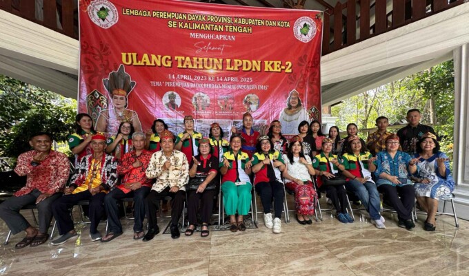 FOTO BERSAMA : Seluruh pengurus dan Anggota LPDN malukan foto bersama sebelum kegiatan dimulai di Sekolah Lapang LPDN Jl Manuah NIS 58, Petuk Bukit Kecamatan Rakumpit Senin (14/4/2025). BUDHI SEPRATAMA PUTRA/ KALTENG POS