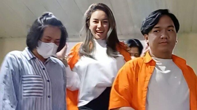 DITAHAN: Nikita Mirzani (tengah) saat digiring bersama asistennya (kanan) usai pemeriksaan, beberapa waktu lalu.